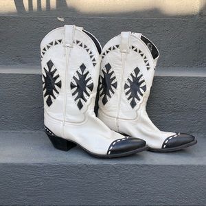 Like new Justine cowboy boots.